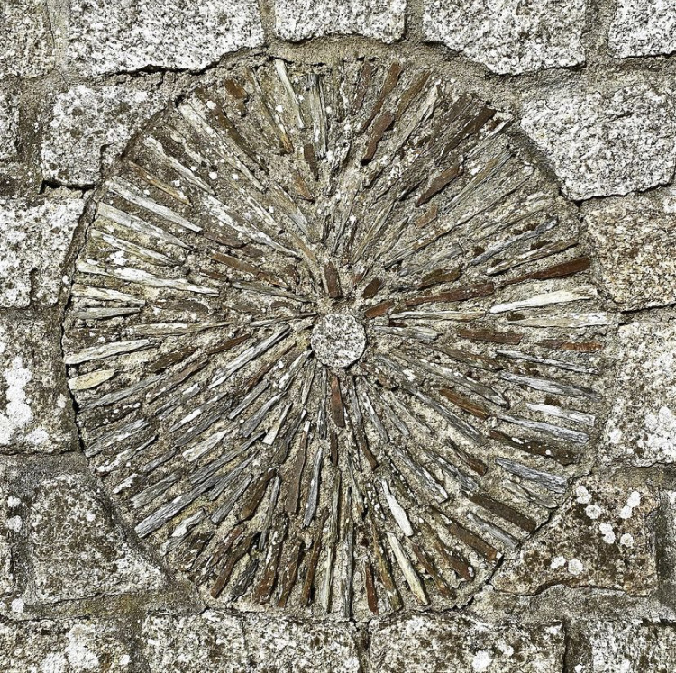 Stone circle shape in a wall
